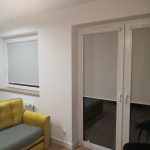 Szare rolety materiałowe - okno i drzwi